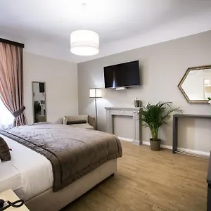 Chic & Town Luxury Bed & Breakfast